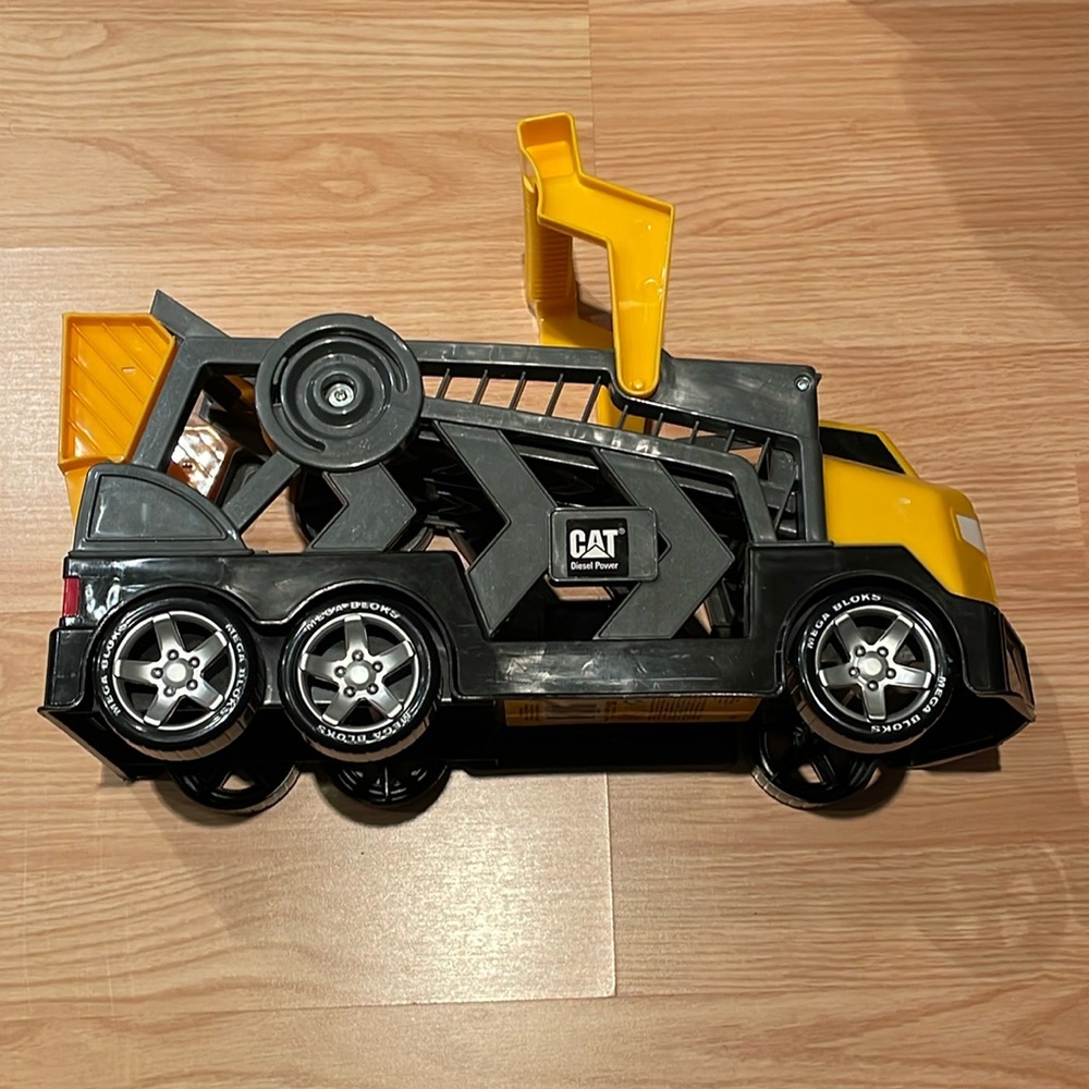 💛 Mega Blocks CAT Caterpillar Inc. Toy Carrier Truck w/Remote Control